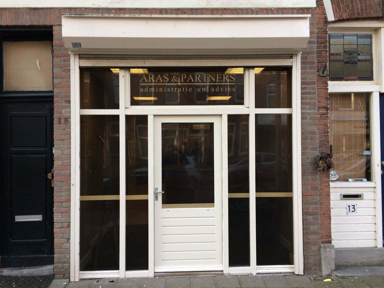 Etsfolie op kantoorramen Aras Partners Rotterdam, matglas effect