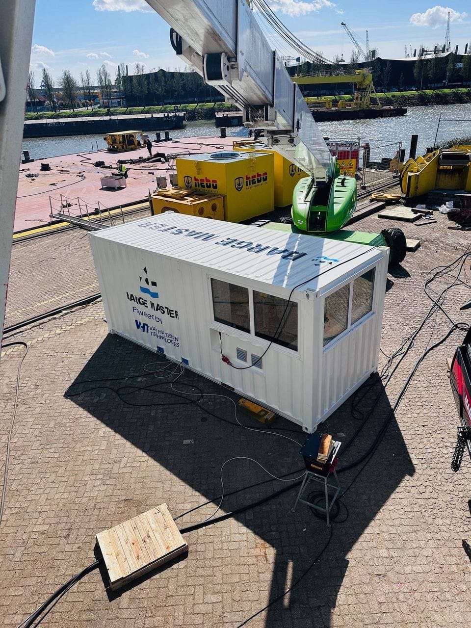 Grootformaat belettering op laadcontainers van Barge Master Rotterdam havenproject
