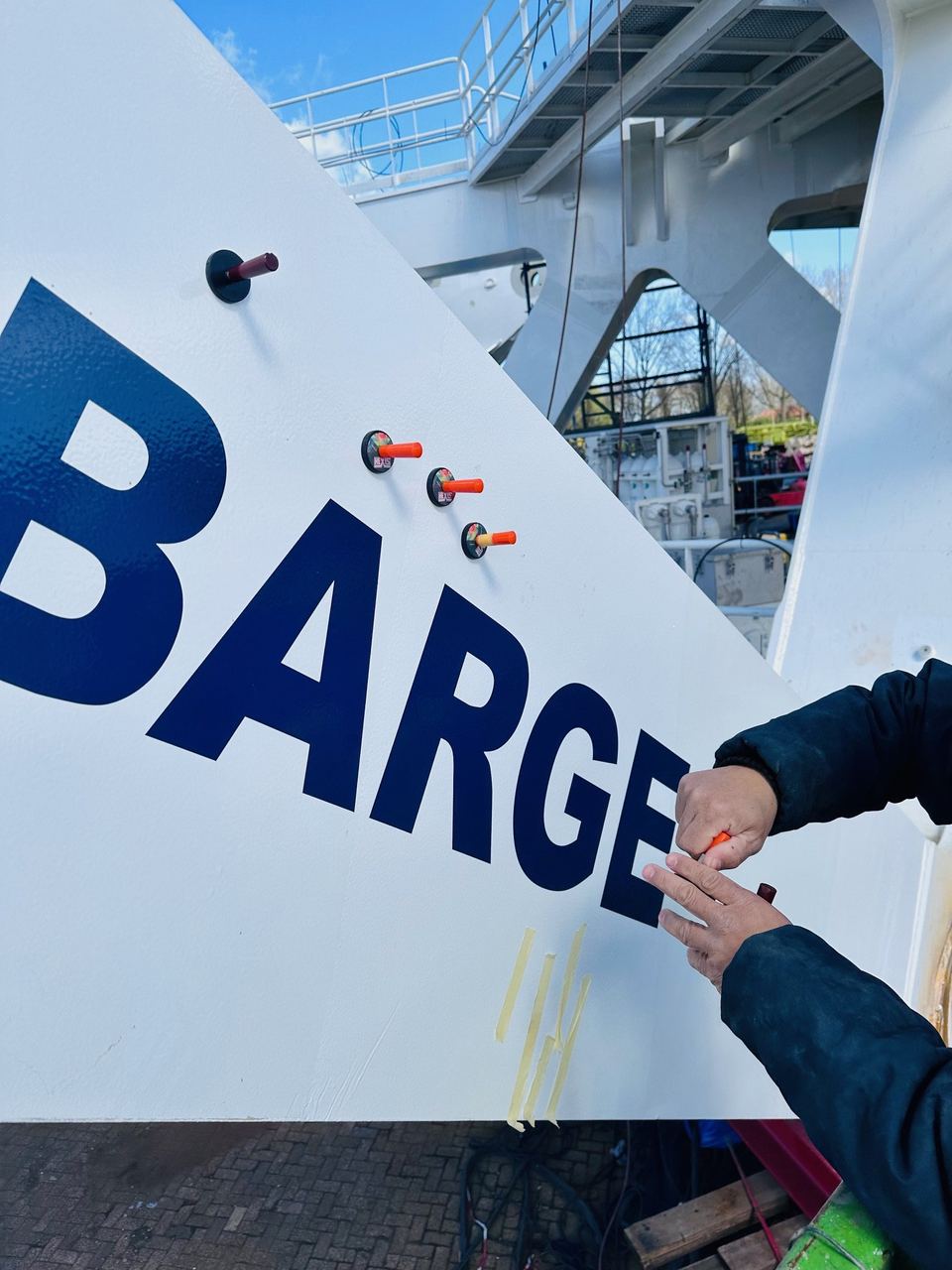 Detailfoto scheepsbelettering Barge Master Rotterdam: nauwkeurige folieapplicatie op staalconstructie