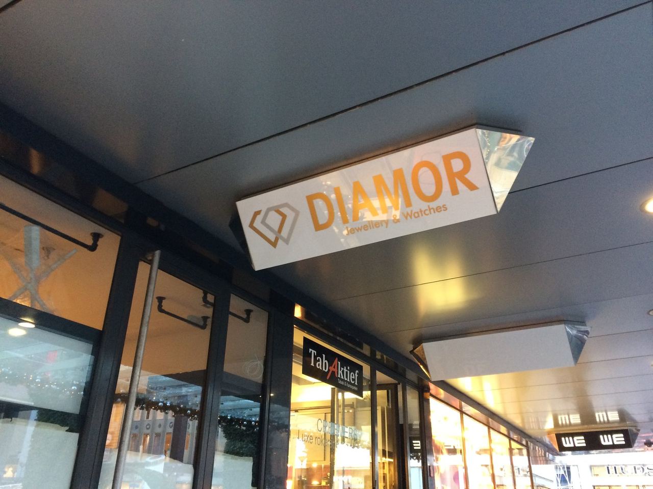 LED-verlichte etalage letters Diamor Jewellery Rotterdam