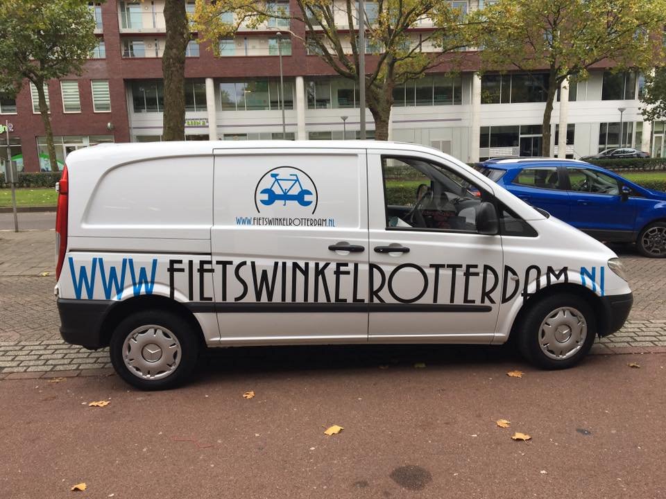 Autoreclame Rotterdam: logo en contactgegevens op Mercedes Vito voor Fietswinkel Rotterdam