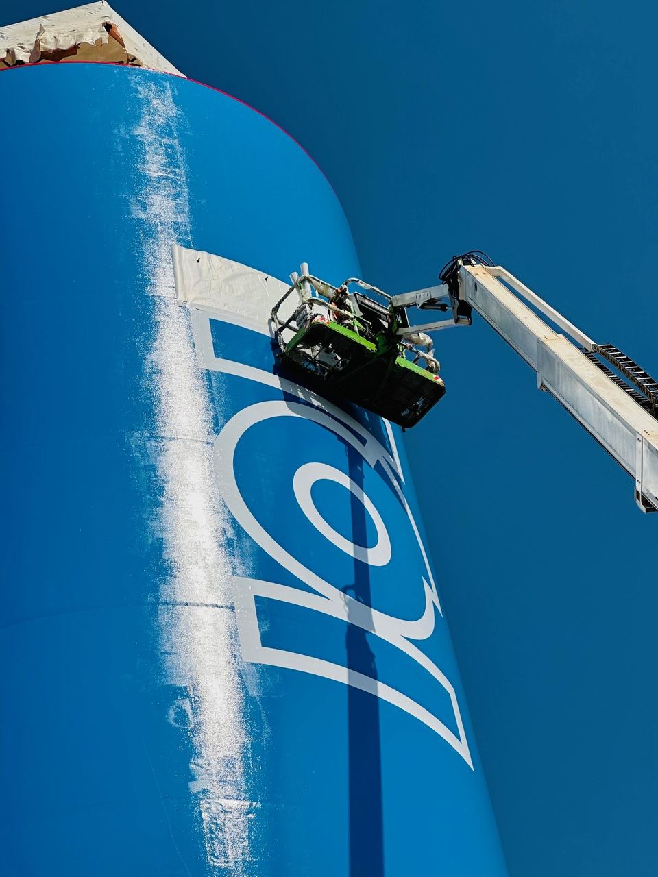 Grootformaat silo-montage voor IOP Rotterdam havengebied door Alfa Reclame
