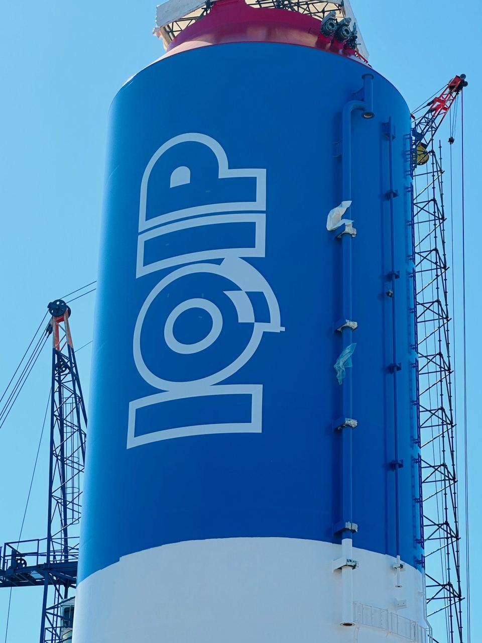 Grootformaat belettering silo Rotterdam — vakmanschap Alfa Reclame