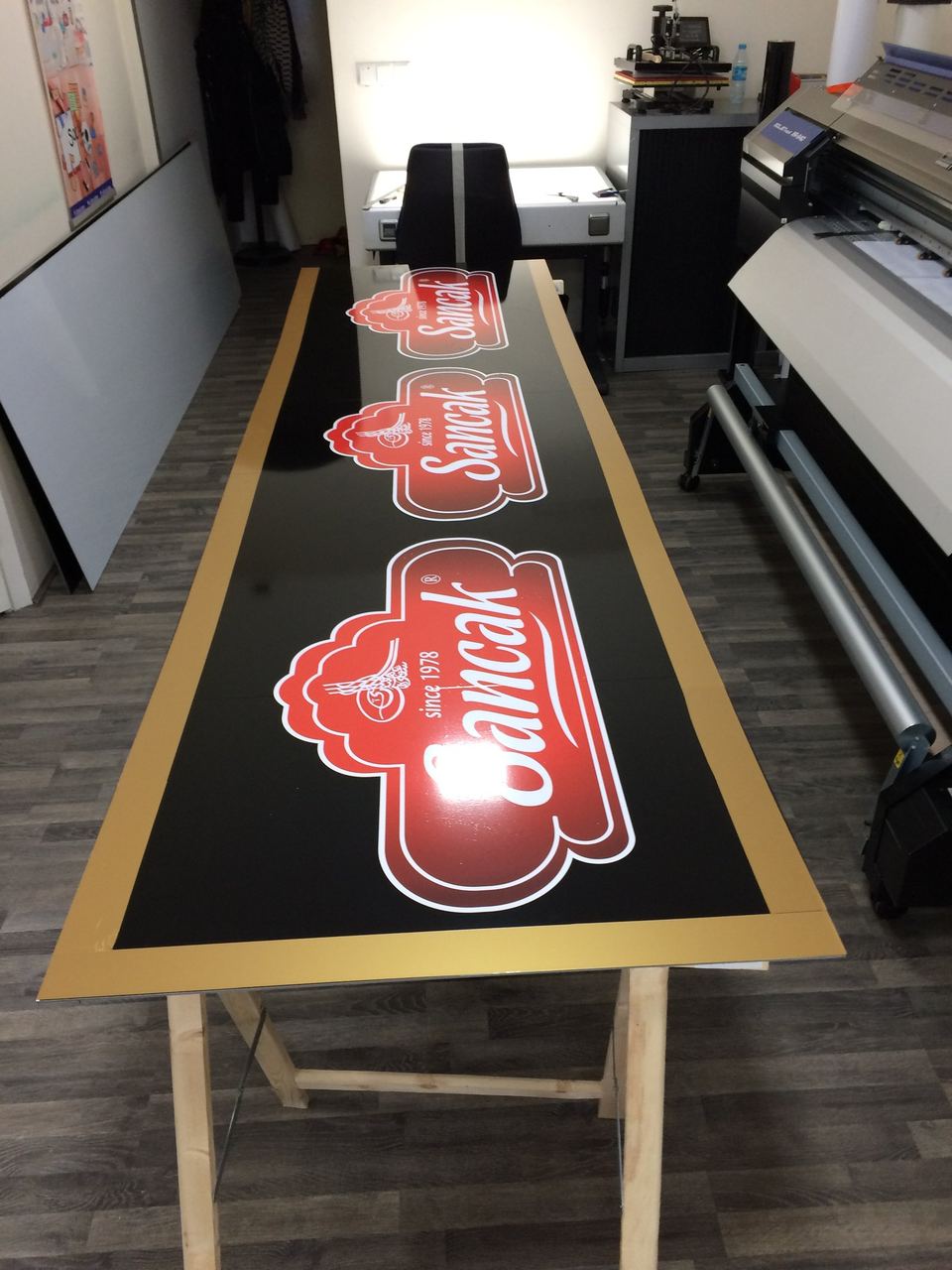 Grootformaat bannerprintwerk Rotterdam: gespannen spandoeken en vlaggen voor Sancak evenement