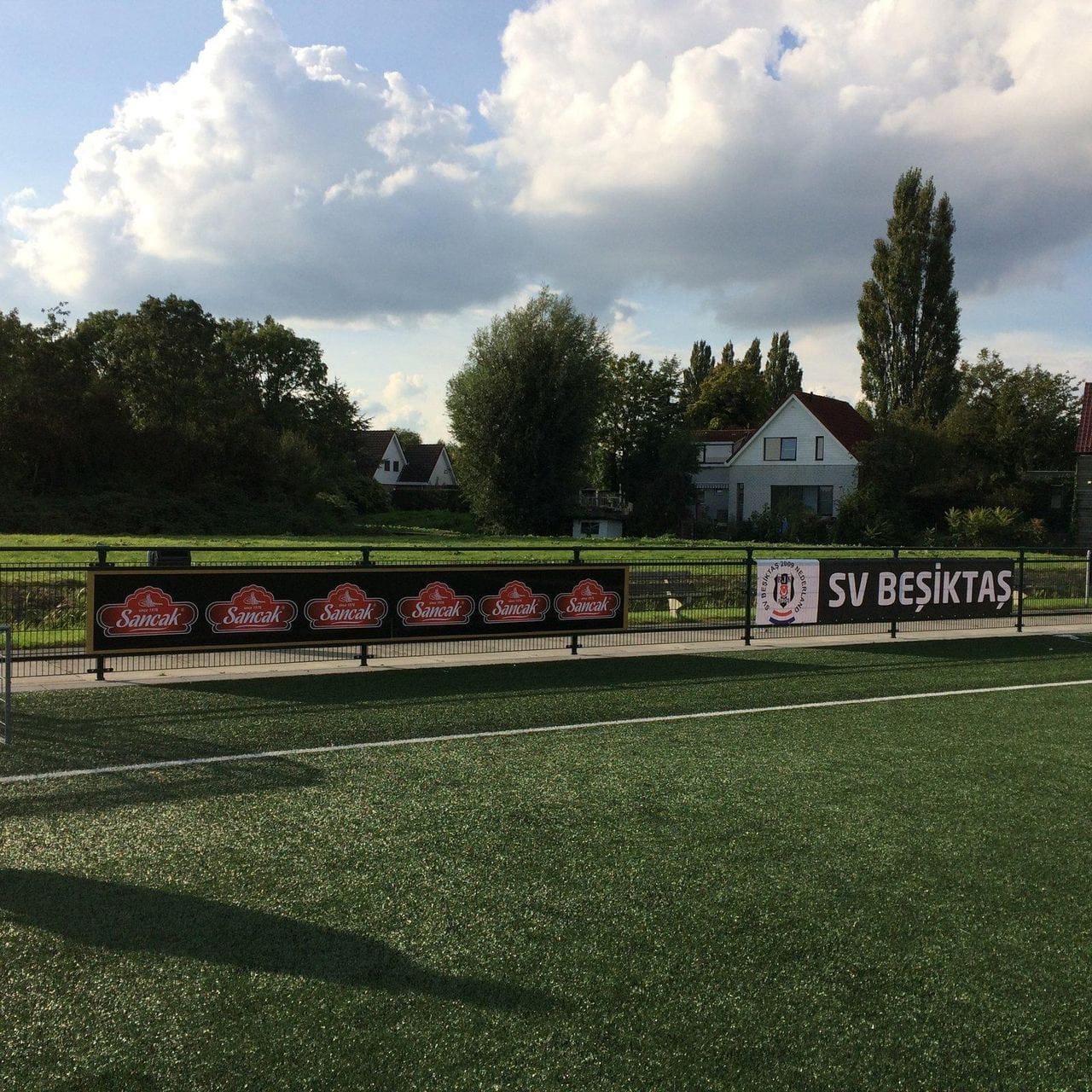 Grootformaat sportbanner Rotterdam: clubkleuren en logo van Sancak SV Besiktas op groot spandoek