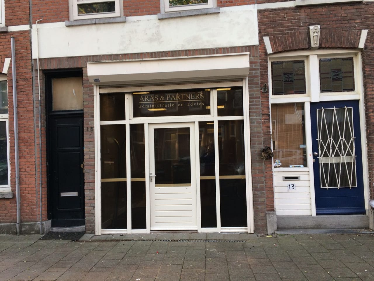 Raambelettering ARAS en Partners accountant Rotterdam, gouden gilded etsfolie boven entree