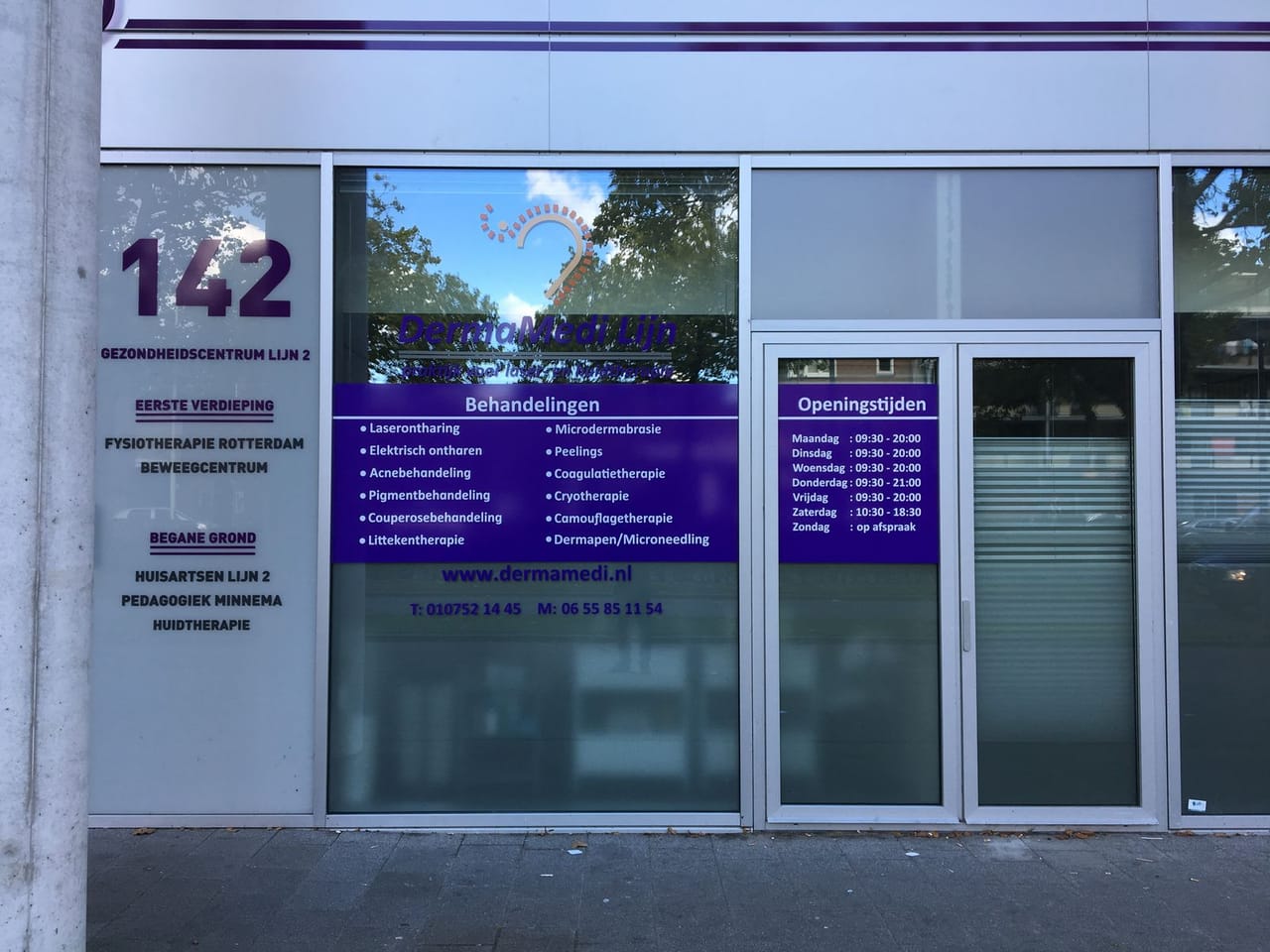 DermaMedi raambelettering Rotterdam, paarse behandelingen lijst en openingstijden in print folie
