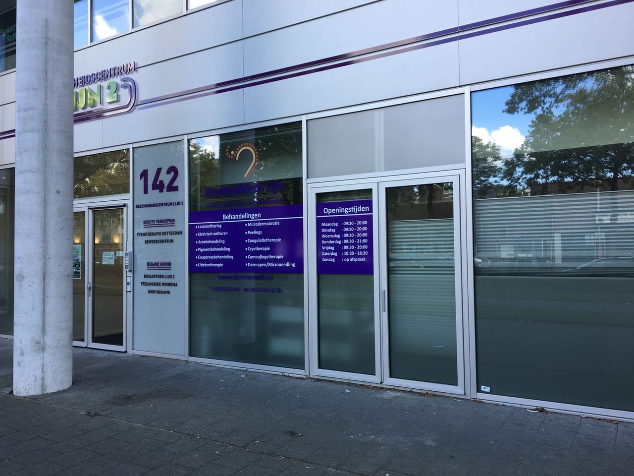 Raambelettering Mediscentrum Lijn 2 Rotterdam, paarse etalagebelettering met behandelingen en openingstijden