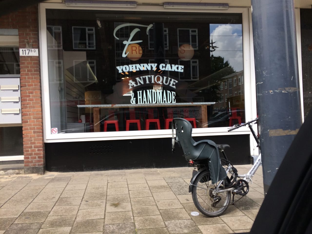 Detail raambelettering Yohnny Cake cafe, handgetekende logoletters en Antique en Handmade tekst